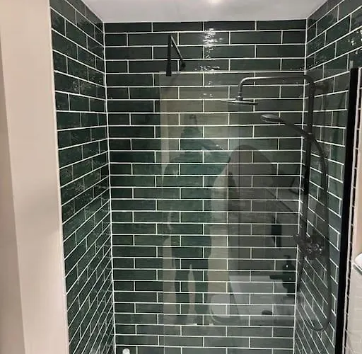 - 2 Bed Ensuite * Leeds