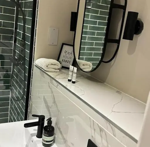 - 2 Bed Ensuite * Лідс