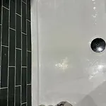 - 2 Bed Ensuite * Leeds
