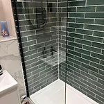 - 2 Bed Ensuite * Leeds