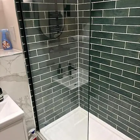 - 2 Bed Ensuite * Leeds (West Yorkshire)